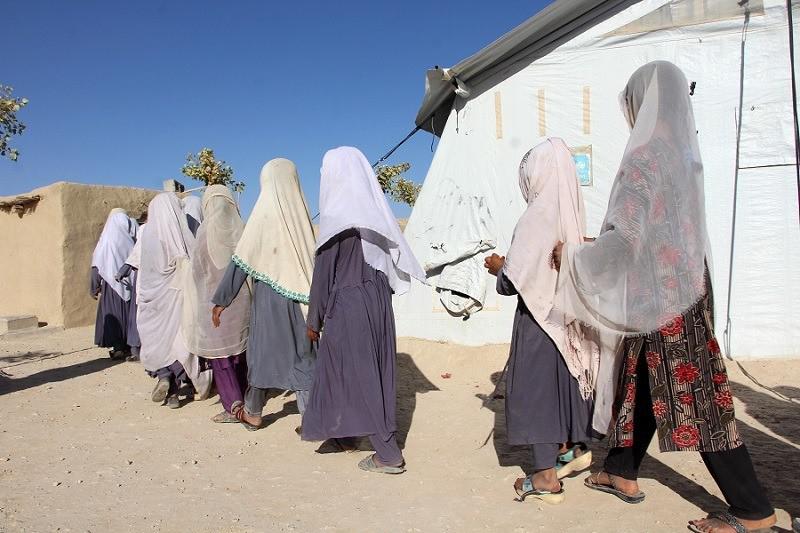 Niñas afganas llegan a clases en un centro educativo apoyado por el Consejo Noruego para Refugiados