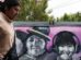 Una persona caminando frente a un mural con el dibujo de una niña en La Paz (Bolivia)