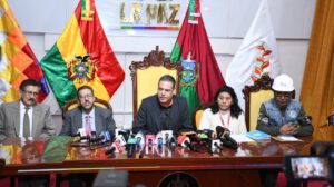 El gobernador de La Paz, Luis Revilla, alertó sobre la crítica situación que atraviesa el sistema de salud departamental debido a los bloqueos