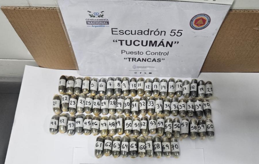 Tras la evacuación de los involucrados, los funcionarios decomisaron 4 kilos 097 gramos de cocaína.