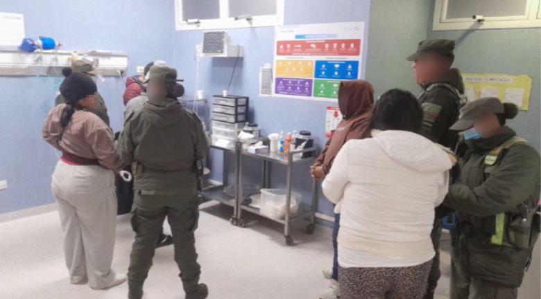 En el Centro de Salud de la ciudad de Tucumán, quedaron bajo observación hasta realizar la evacuación.