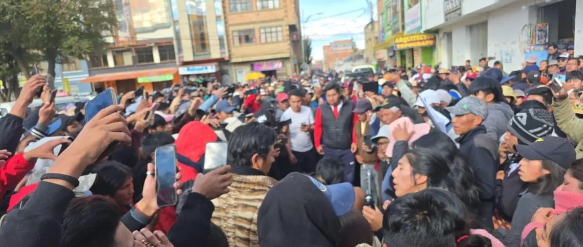Momento en que los acusados son llevados por la multitid