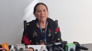 La senadora Tomasa Yarhui en conferencia de prensa