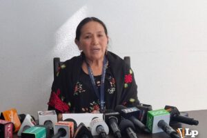La senadora Tomasa Yarhui en conferencia de prensa