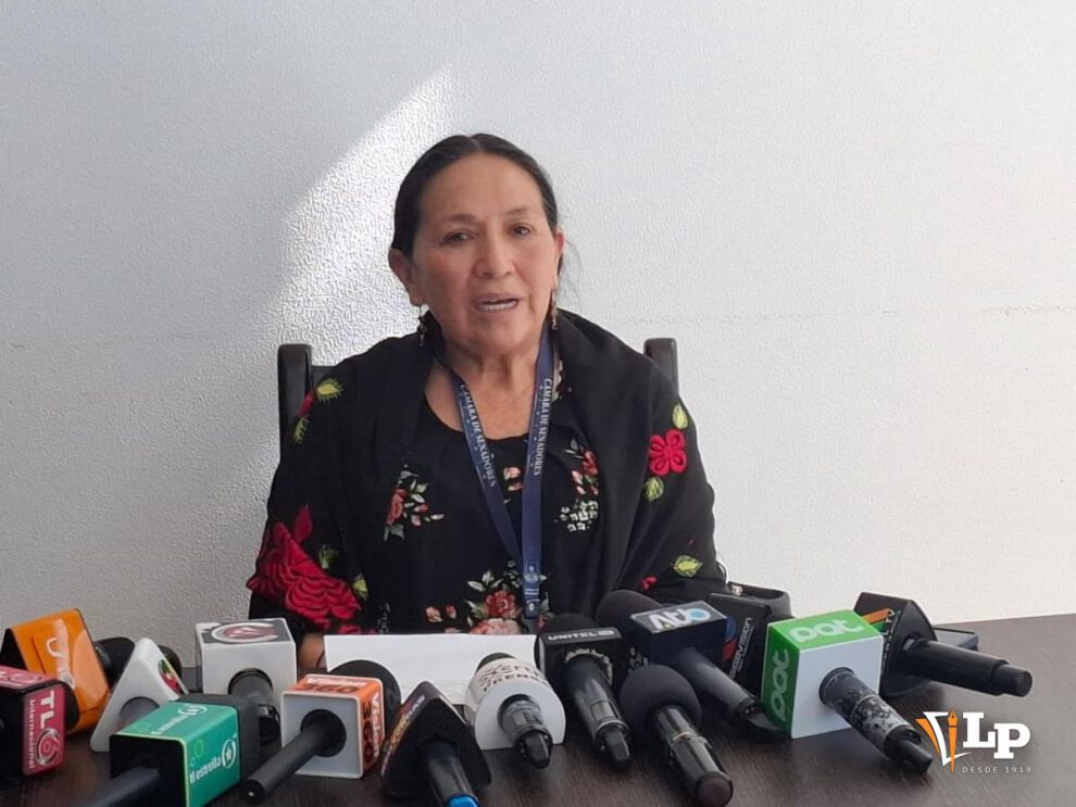 La senadora Tomasa Yarhui en conferencia de prensa