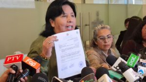 La diputada Bilbao en conferencia de prensa