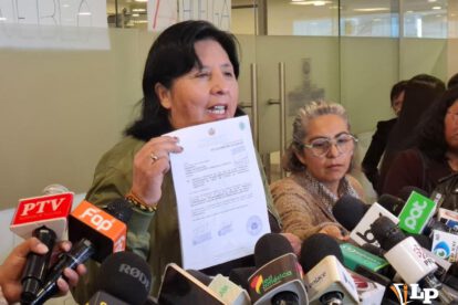 La diputada Bilbao en conferencia de prensa