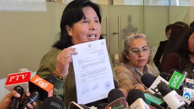 La diputada Bilbao en conferencia de prensa