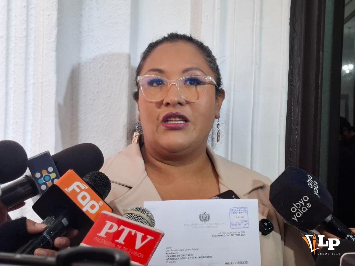 La diputada Patiño en conferencia de prensa