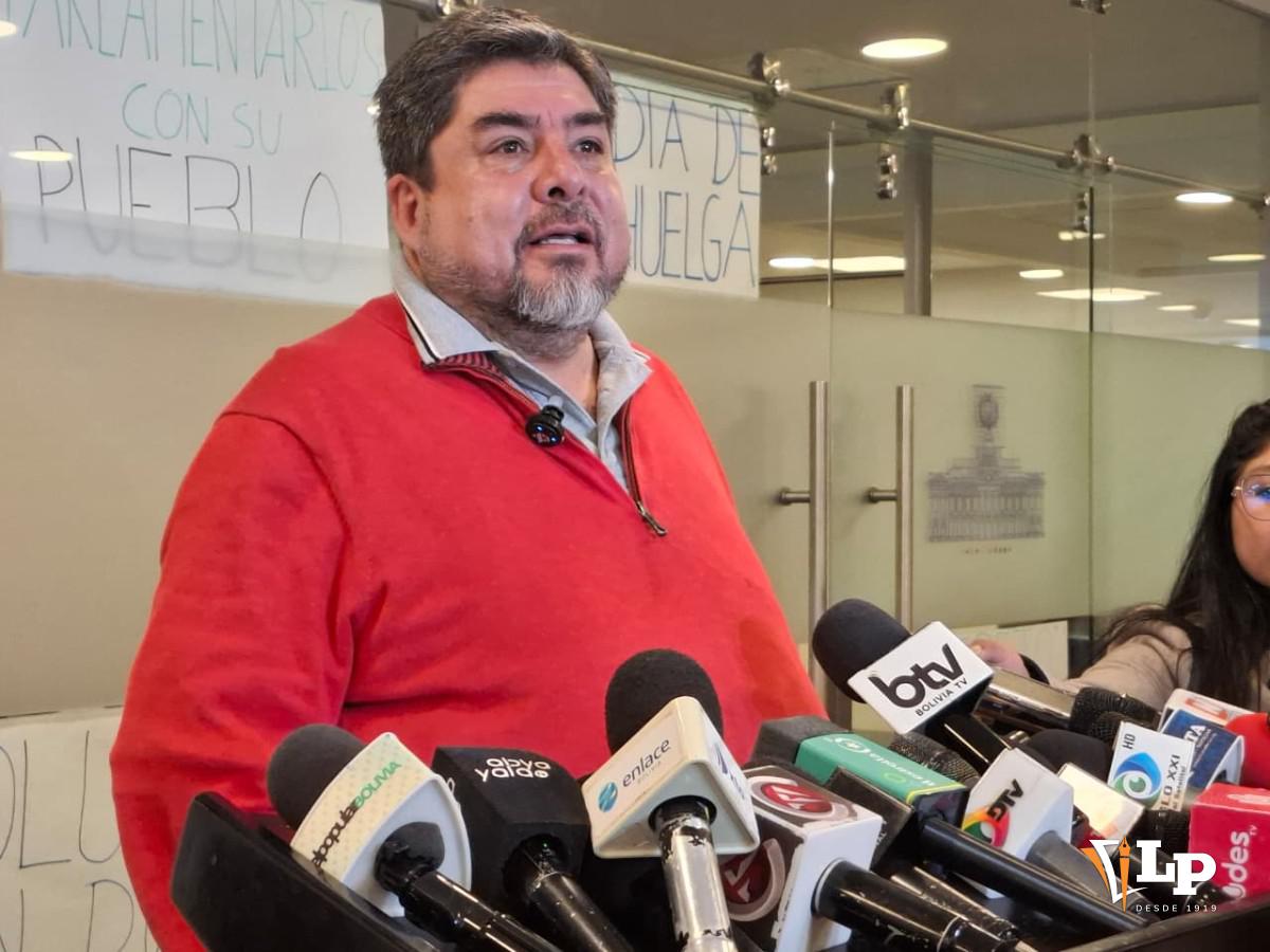 El diputado Zegarra en conferencia de prensa