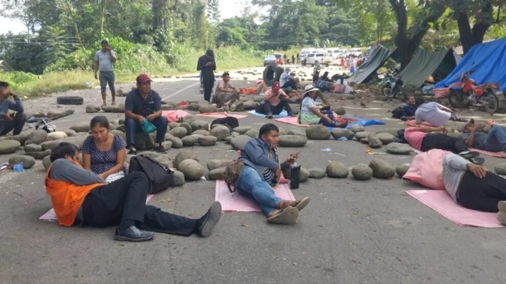 Suman 33 días de bloqueos en Bolivia