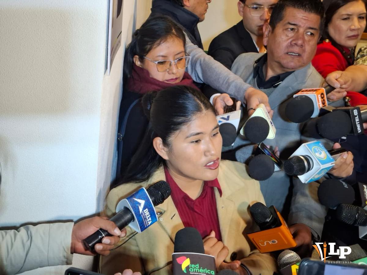La diputada Cruz en conferencia de prensa