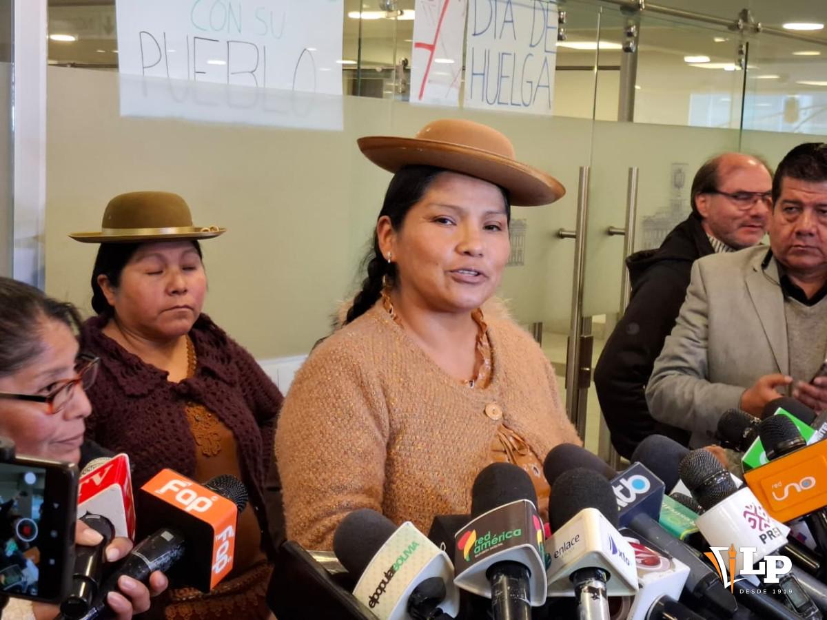 La senadora Crispín en conferencia de prensa