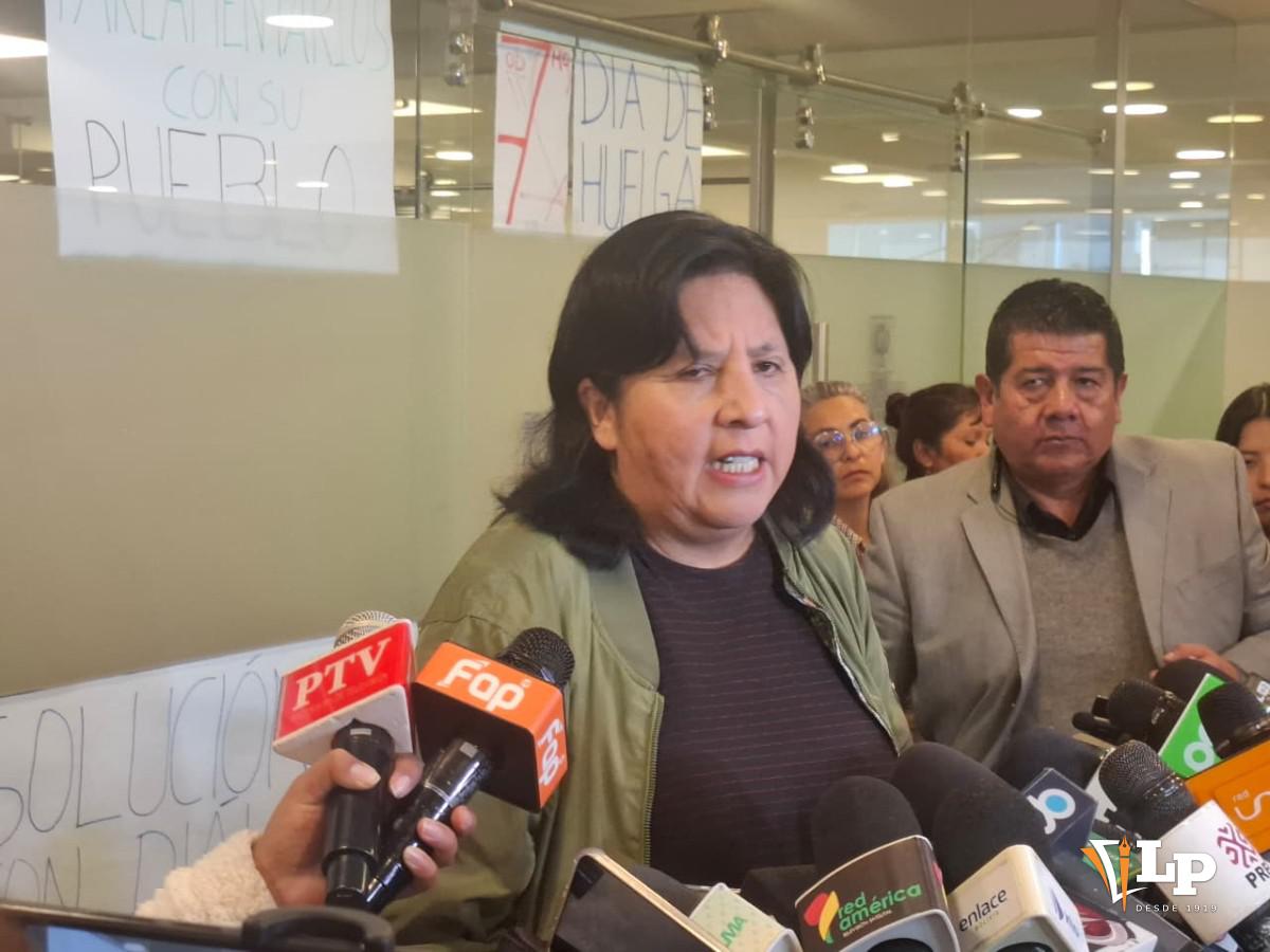 La diputada Bilbao en conferencia de prensa