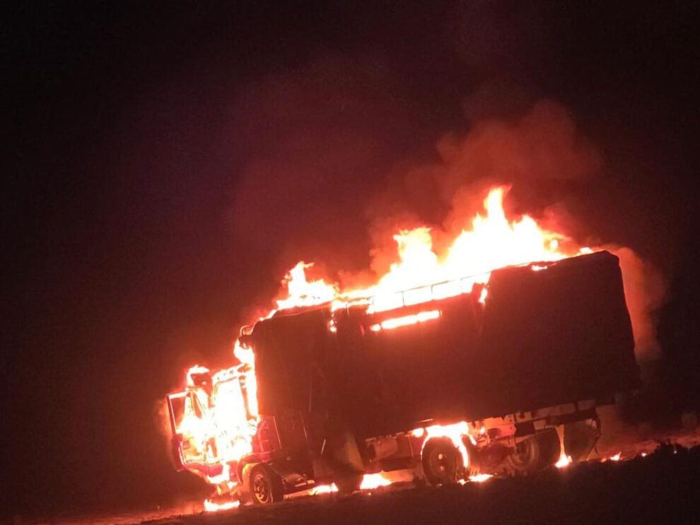El conductor del camión Nissan Condor, al percatarse de la presencia institucional, intentó darse a la fuga.