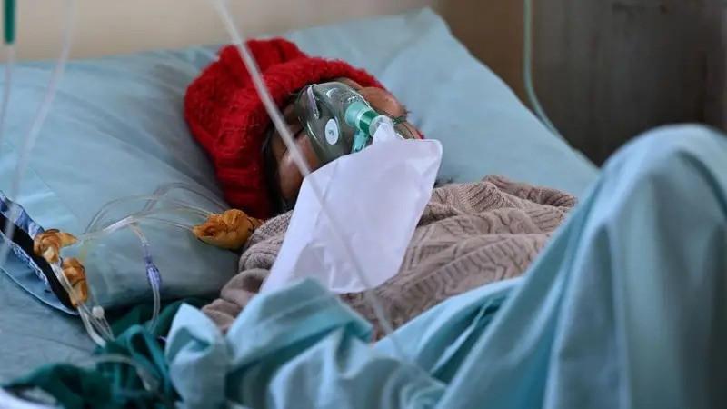 mujer hospitalizada