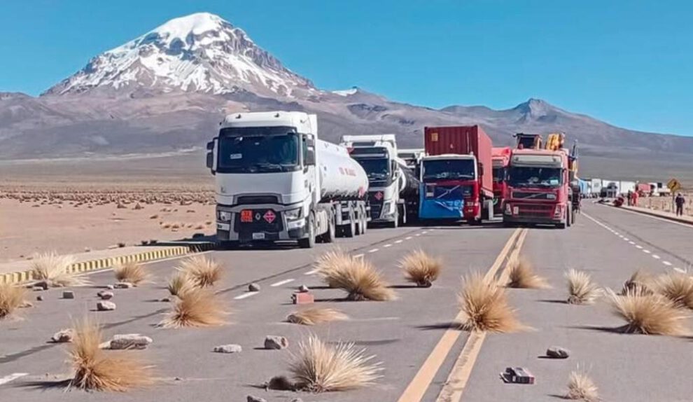 Camiones varados en rutas del país bloqueadas.