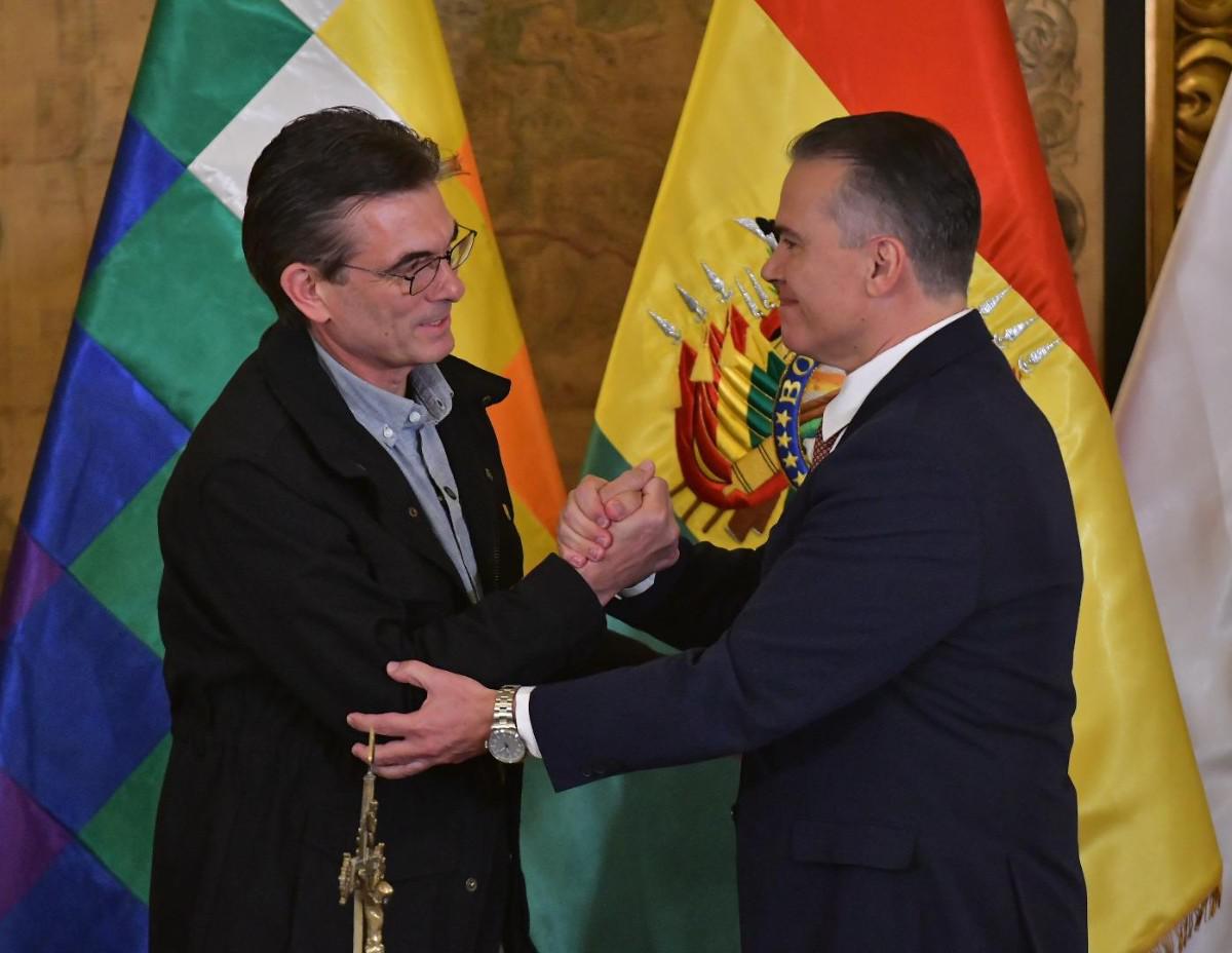 El Presidente Rodrigo Paz posesionó a Ernesto Justiniano como nuevo ministro de Defensa