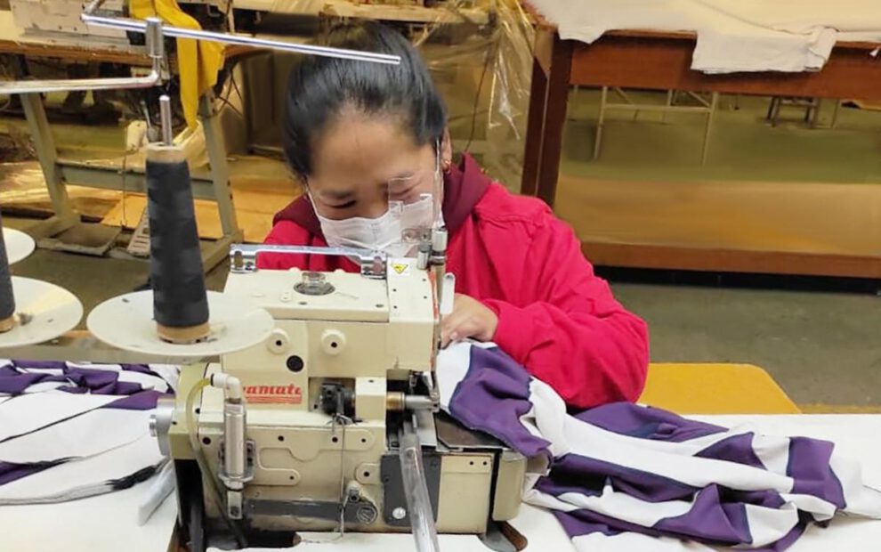 Una trabajadora de la industria manufacturera en Bolivia