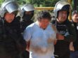 Integrantes de la Policía de Bolivia detienen a una persona