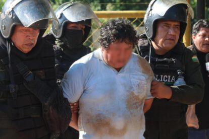 Integrantes de la Policía de Bolivia detienen a una persona