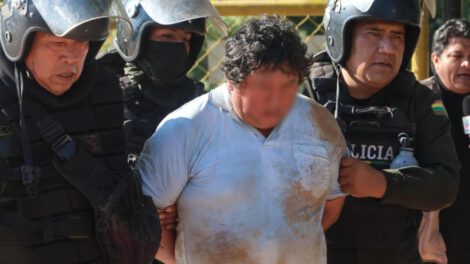 Integrantes de la Policía de Bolivia detienen a una persona