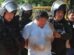 Integrantes de la Policía de Bolivia detienen a una persona