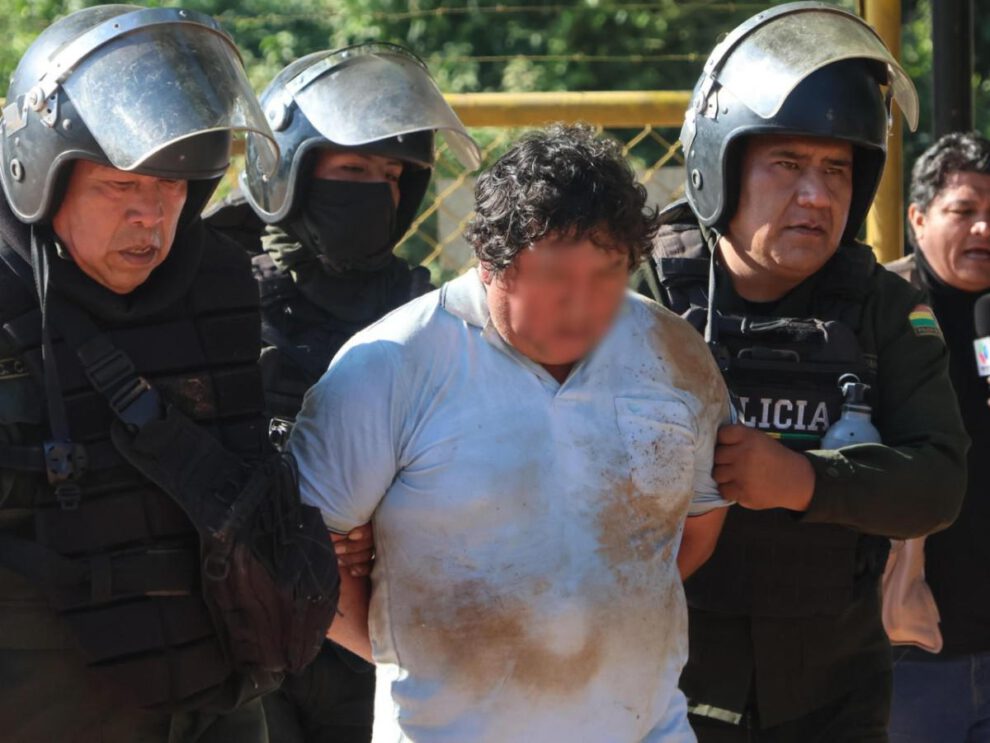 Integrantes de la Policía de Bolivia detienen a una persona