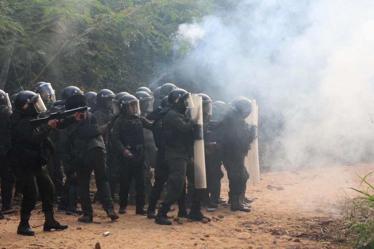 Integrantes de la Policía de Bolivia controlan a manifestantes