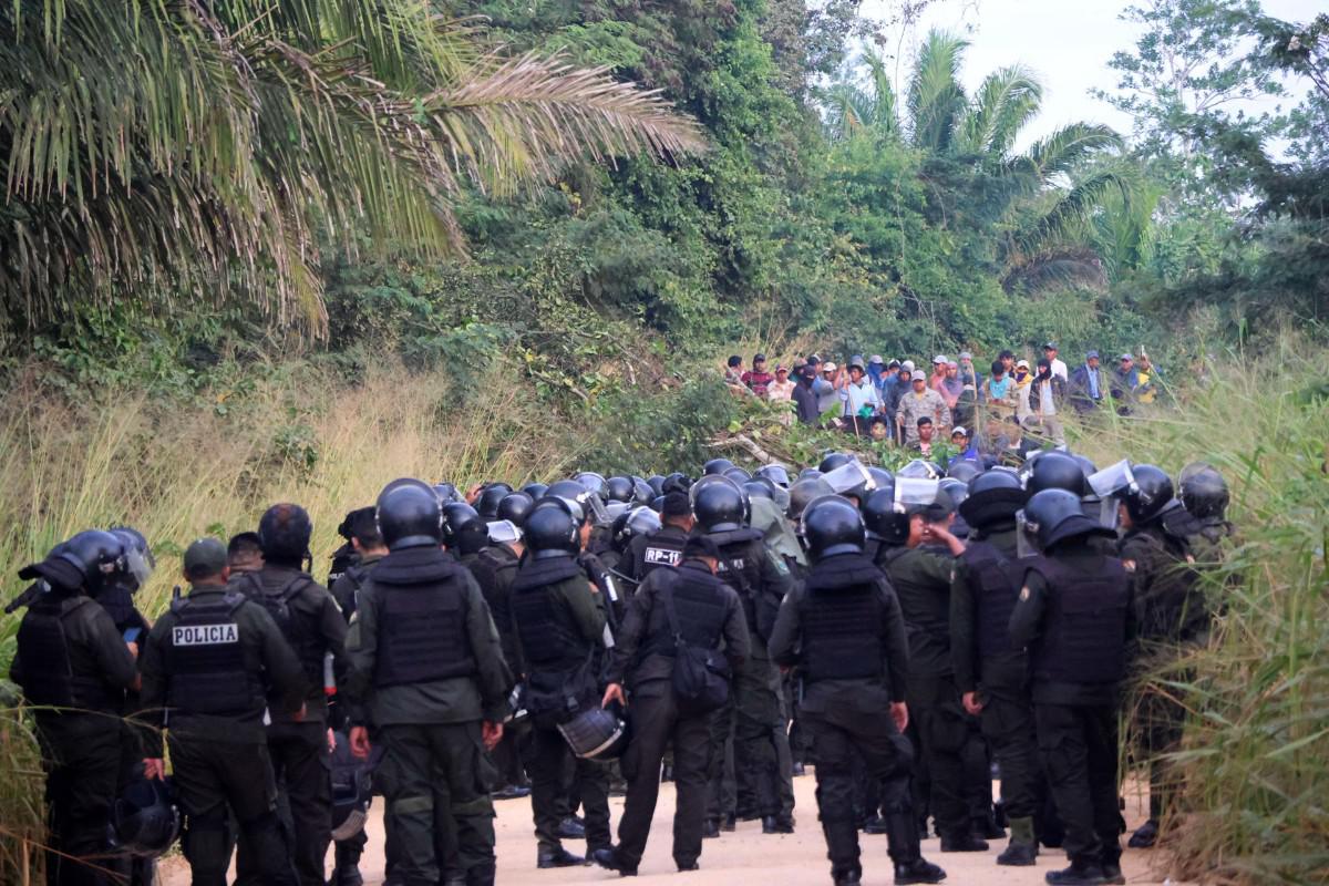 Integrantes de la Policía y los manifestantes durante el bloqueo en el campo petrolero