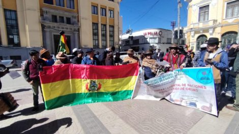 En la plaza 10 de Febrero un grupo de ciudadanos se pronunció contra los bloqueos