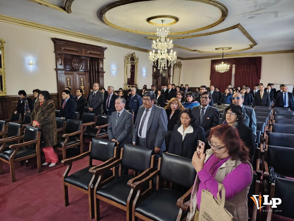 diputado entrega reconocimientos a maestros de Oruro