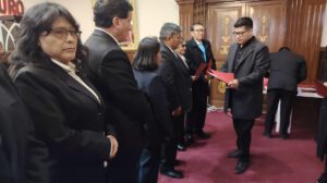 diputado entrega reconocimientos a maestros de Oruro