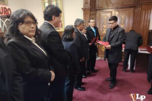 diputado entrega reconocimientos a maestros de Oruro