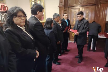 diputado entrega reconocimientos a maestros de Oruro