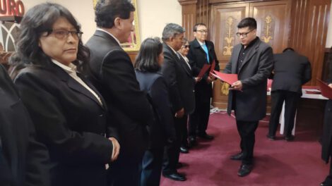 diputado entrega reconocimientos a maestros de Oruro