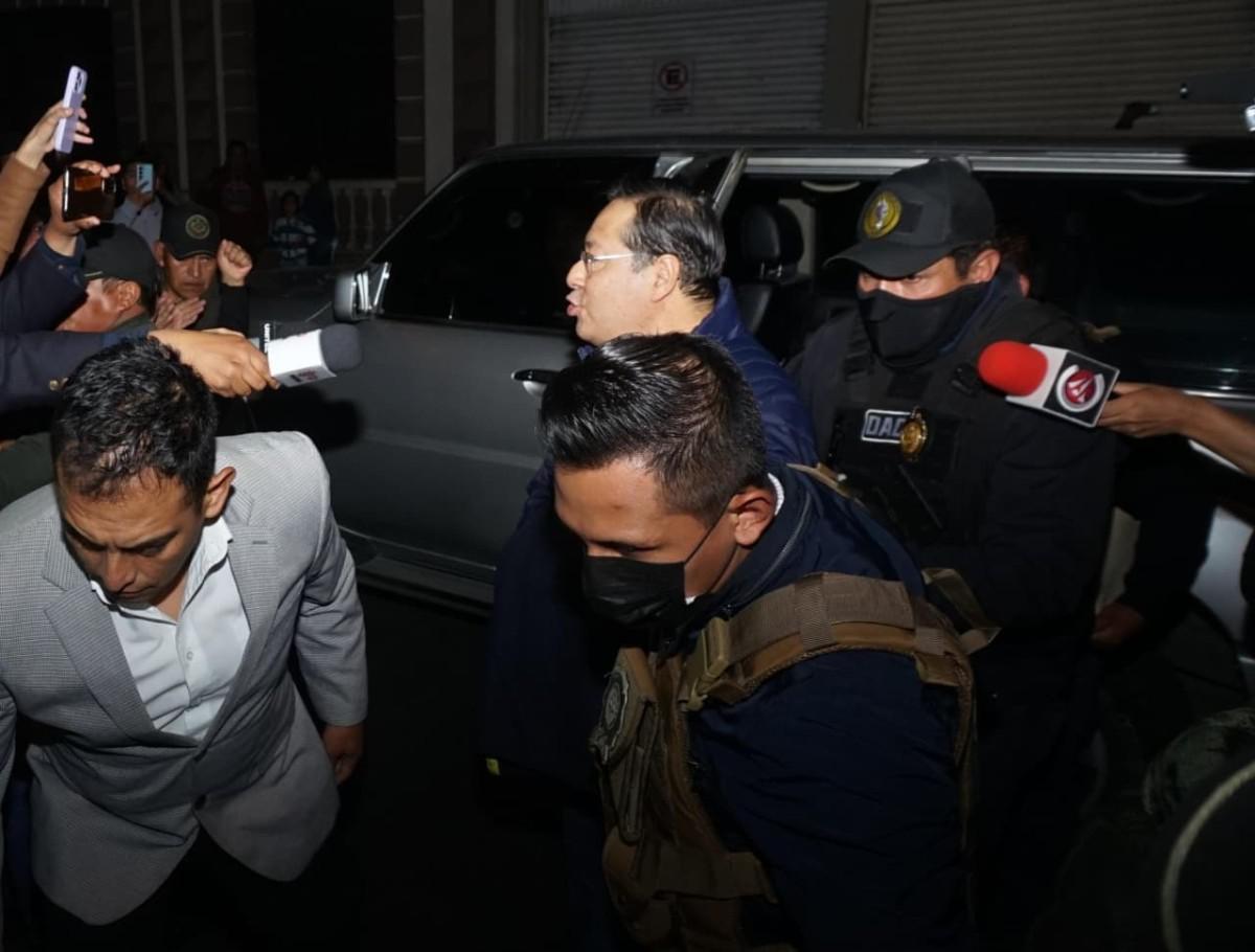El expresidente Luis Arce, cuando fue escoltado por agentes policiales