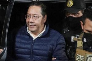 Luis Arce cuando fue custodiado por efectivos