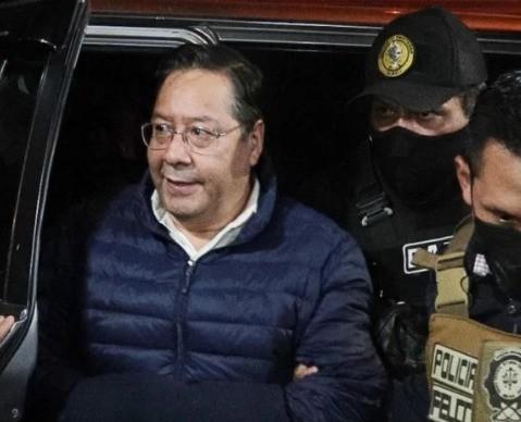Luis Arce cuando fue custodiado por efectivos