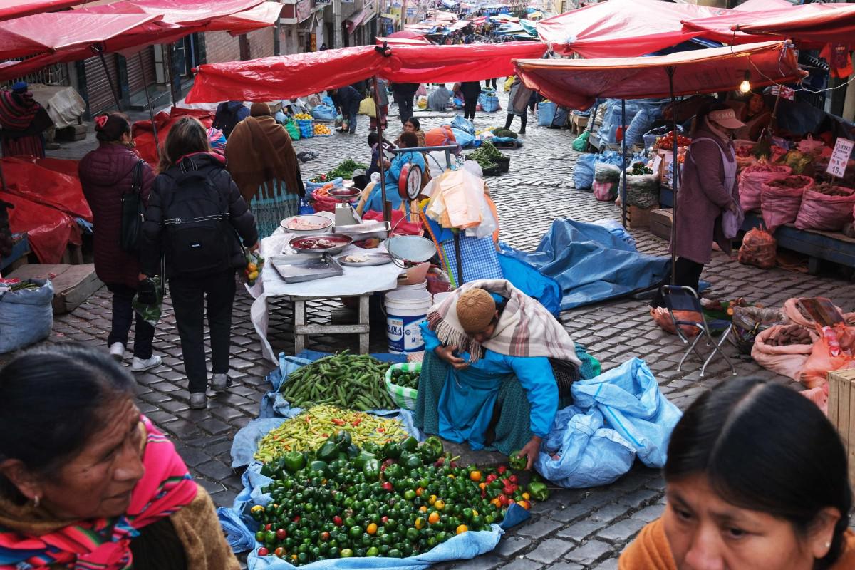 Mercados en La Paz registran escasez y aumento en los precios de alimentos básicos