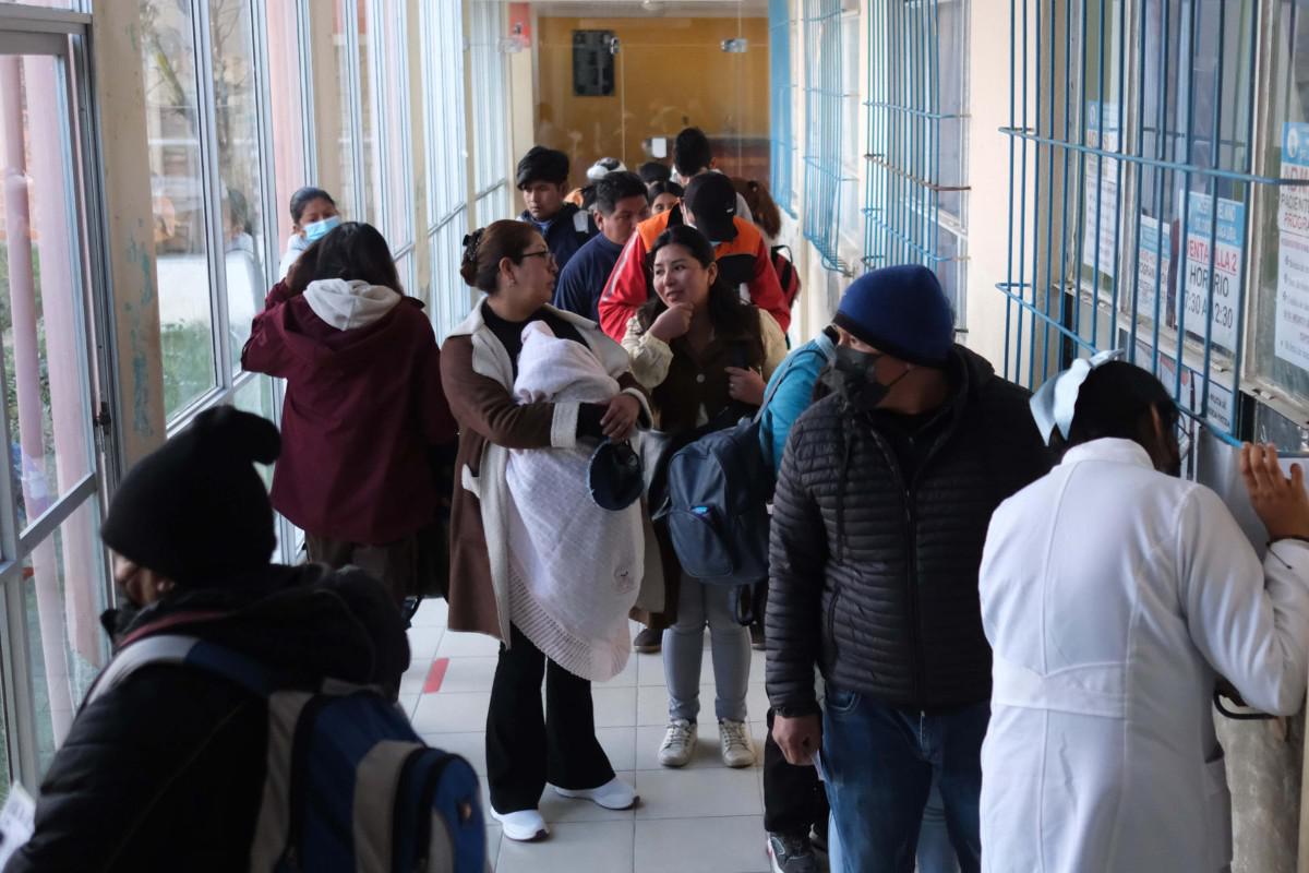 Padres de familia esperan noticias en las instalaciones del Hospital del Niño en La Paz