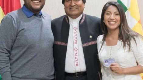 Evo Morales junto a sus dos hijos, Álvaro y Evaliz Morales