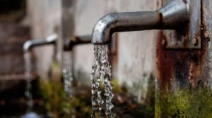 Corriente ininterrumpida de agua