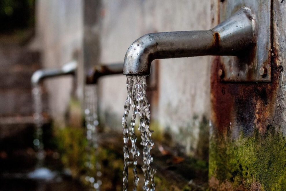 Corriente ininterrumpida de agua