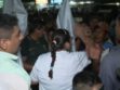 Personas que se movilizaban pacíficamente con banderas blancas