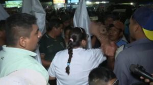 Personas que se movilizaban pacíficamente con banderas blancas