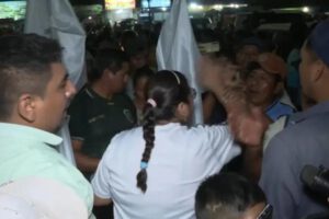 Personas que se movilizaban pacíficamente con banderas blancas