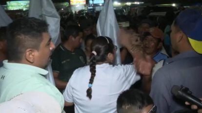 Personas que se movilizaban pacíficamente con banderas blancas