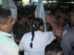Personas que se movilizaban pacíficamente con banderas blancas