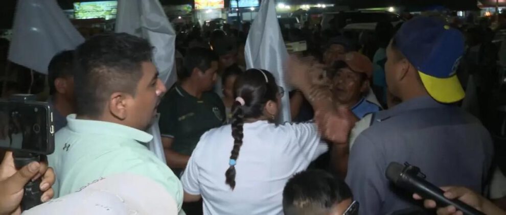 Personas que se movilizaban pacíficamente con banderas blancas